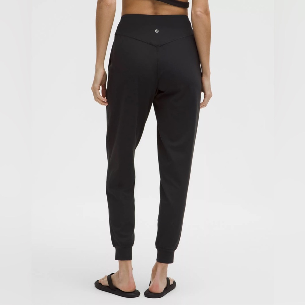 Lululemon black cuffed bottom joggers, size 6 - Picture 1 of 5